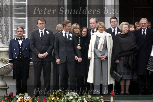 Soestdijk 5 december 2004
Prins Bernhard wordt vanaf  Paleis Soestdijk naar paleis Noordeinde gebracht. Prins Friso Mabel Wisse Smit Prins Jaime Prinses Carolina Prinses Margarita Prins Carlos Prinses Laurentien Prins Friso Prins Willem Alexander Amalia Prinses Maxima Prinses Juliana Prinses Annette Prins  Floris Prinses Marilene Prins Maurits en Prins Pieter Christiaan op bordes. Koningin Beatrix Prinses Irene Prinses Christina Prinses Margriet en Pieter v Vollenhoven