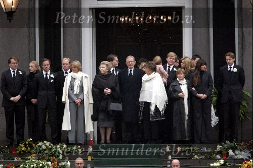 Soestdijk 5 december 2004
Prins Bernhard wordt vanaf  Paleis Soestdijk naar paleis Noordeinde gebracht. Prins Friso Mabel Wisse Smit Prins Jaime Prinses Carolina Prinses Margarita Prins Carlos Prinses Laurentien Prins Friso Prins Willem Alexander Amalia Prinses Maxima Prinses Juliana Prinses Annette Prins  Floris Prinses Marilene Prins Maurits en Prins Pieter Christiaan op bordes. Koningin Beatrix Prinses Irene Prinses Christina Prinses Margriet en Pieter v Vollenhoven