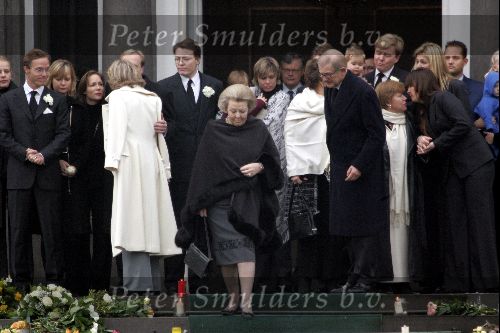 Soestdijk 5 december 2004
Prins Bernhard wordt vanaf  Paleis Soestdijk naar paleis Noordeinde gebracht. Prins Friso Mabel Wisse Smit Prins Jaime Prinses Carolina Prinses Margarita Prins Carlos Prinses Laurentien Prins Friso Prins Willem Alexander Amalia Prinses Maxima Prinses Juliana Prinses Annette Prins  Floris Prinses Marilene Prins Maurits en Prins Pieter Christiaan op bordes. Koningin Beatrix Prinses Irene Prinses Christina Prinses Margriet en Pieter v Vollenhoven