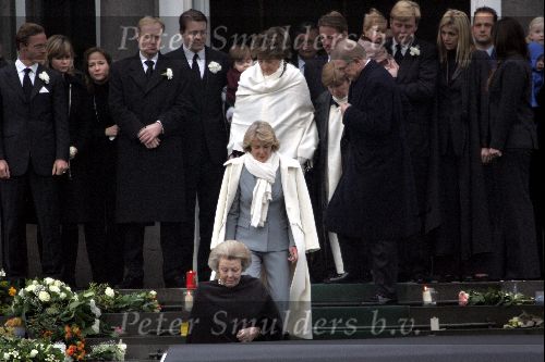 Soestdijk 5 december 2004
Prins Bernhard wordt vanaf  Paleis Soestdijk naar paleis Noordeinde gebracht. Prins Friso Mabel Wisse Smit Prins Jaime Prinses Carolina Prinses Margarita Prins Carlos Prinses Laurentien Prins Friso Prins Willem Alexander Amalia Prinses Maxima Prinses Juliana Prinses Annette Prins  Floris Prinses Marilene Prins Maurits en Prins Pieter Christiaan op bordes. Koningin Beatrix Prinses Irene Prinses Christina Prinses Margriet en Pieter v Vollenhoven