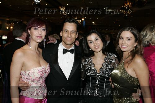 Scheveningen 13 december 2004
Society lunch Holland casino.
Graziella Ferraro Marielle Bastiaansen Rossana Lima en Robert Schoemacher