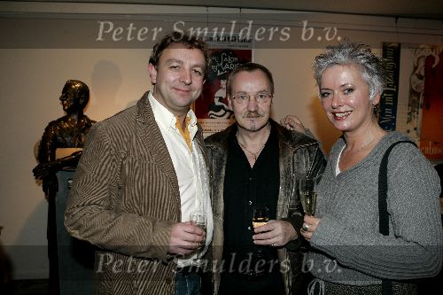 Amsterdam 16 december 2004
Onthuling beeld Albert Mol in nieuwe de la mar theater.
Doris Baaten en Jon v Eerd en kunstenaar en maker van het beeld Martin Abspoel