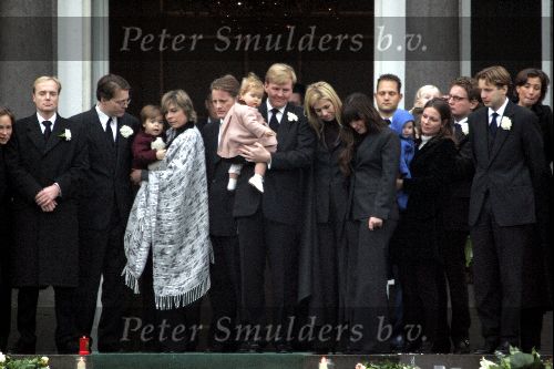 Soestdijk 5 december 2004
Prins Bernhard wordt vanaf  Paleis Soestdijk naar paleis Noordeinde gebracht.  e  Prinses Margarita Prins Carlos Prinses Laurentien Prins Friso Prins Willem Alexander Amalia Maxima prinses Juliana Prins es Annette en Prins Bernhard jr op bordes