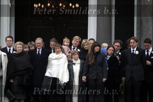 Soestdijk 5 december 2004
Prins Bernhard wordt vanaf  Paleis Soestdijk naar paleis Noordeinde gebracht. Prins Friso Mabel Wisse Smit Prins Jaime Prinses Carolina Prinses Margarita Prins Carlos Prinses Laurentien Prins Friso Prins Willem Alexander Amalia Prinses Maxima Prinses Juliana Prinses Annette Prins  Floris Prinses Marilene Prins Maurits en Prins Pieter Christiaan op bordes. Koningin Beatrix Prinses Irene Prinses Christina Prinses Margriet en Pieter v Vollenhoven