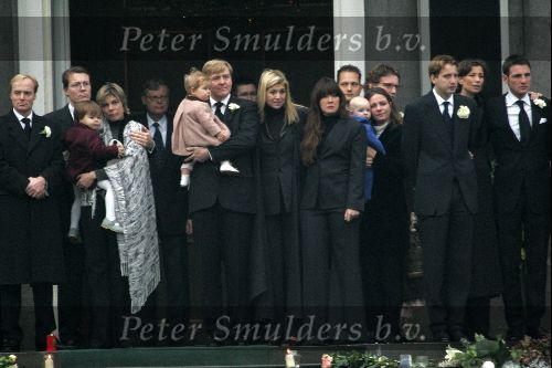 Soestdijk 5 december 2004
Prins Bernhard wordt vanaf  Paleis Soestdijk naar paleis Noordeinde gebracht. Prins Friso Mabel Wisse Smit Prins Jaime Prinses Carolina Prinses Margarita Prins Carlos Prinses Laurentien Prins Friso Prins Willem Alexander Amalia Prinses Maxima Prinses Juliana Prinses Annette Prins  Floris Prinses Marilene Prins Maurits en Prins Pieter Christiaan op bordes. Koningin Beatrix Prinses Irene Prinses Christina Prinses Margriet en Pieter v Vollenhoven