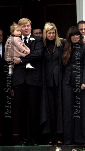 Soestdijk 5 december 2004
Prins Bernhard wordt vanaf  Paleis Soestdijk naar paleis Noordeinde gebracht.Prins  Willem Alexander Amalia Prinses Maxima  en prins Juliana huilend  op bordes