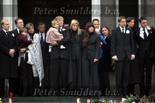 Soestdijk 5 december 2004
Prins Bernhard wordt vanaf  Paleis Soestdijk naar paleis Noordeinde gebracht.  Prinses Laurentien Prins Friso Prins Willem Alexander Amalia Prinses Maxima Prinses Juliana Prinses Annette Prins  Floris Prinses Marilene Prins Maurits en Prins Pieter Christiaan op bordes