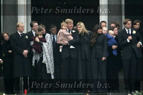 Soestdijk 5 december 2004
Prins Bernhard wordt vanaf  Paleis Soestdijk naar paleis Noordeinde gebracht.    Prinses Margarita Prins Carlos Prinses Laurentien Prins Friso Prins Willem Alexander Amalia Prinses Maxima Prinses Juliana Prinses Annette Prins  Floris Prinses Marilene