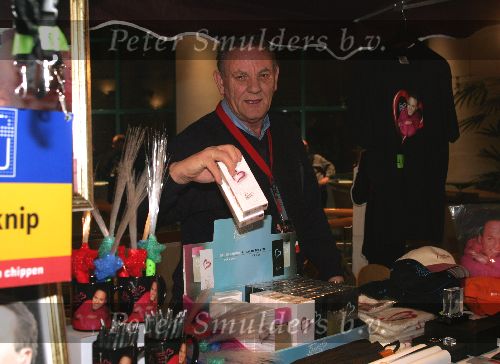 Eindhoven, 4 December 2004
Pa Bauer, de vader van Frans Bauer achter zijn kraam