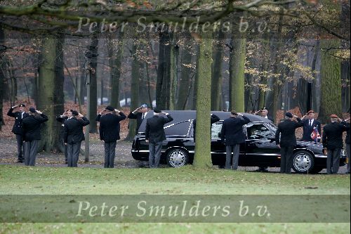Soestdijk 5 december 2004
Prins Bernhard wordt vanaf  Paleis Soestdijk naar paleis Noordeinde gebracht.  Veteranen