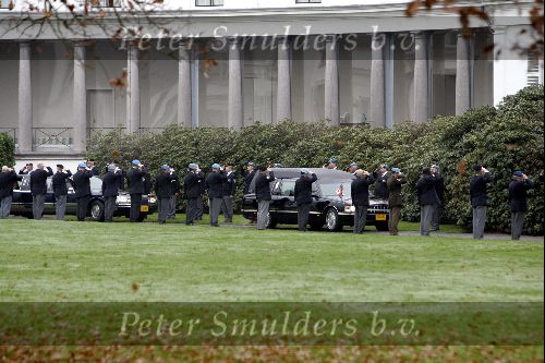 Soestdijk 5 december 2004
Prins Bernhard wordt vanaf  Paleis Soestdijk naar paleis Noordeinde gebracht.  Veteranen