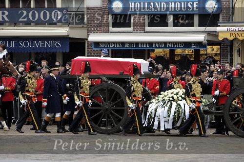 Delft 11 december 2004
Begrafenis Prins Bernhard in Delft.
Kist Prins Bernhard met anjer