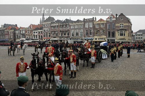 Delft 11 december 2004
Begrafenis Prins Bernhard in Delft.
Kist Prins Bernhard met anjer
