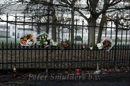Soestdijk 2 december 2004
Bloemen voor Prins Bernhard bij paleis Soestdijk