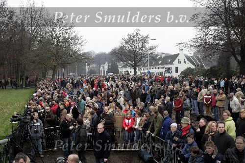 Soestdijk 5 december 2004
Prins Bernhard wordt vanaf  Paleis Soestdijk naar paleis Noordeinde gebracht.   publiek
