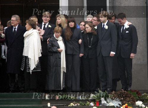 Soestdijk 5 december 2004
Prins Bernhard wordt vanaf  Paleis Soestdijk naar paleis Noordeinde gebracht. Prins Friso Mabel Wisse Smit Prins Jaime Prinses Carolina Prinses Margarita Prins Carlos Prinses Laurentien Prins Friso Prins Willem Alexander Amalia Prinses Maxima Prinses Juliana Prinses Annette Prins  Floris Prinses Marilene Prins Maurits en Prins Pieter Christiaan op bordes. Koningin Beatrix Prinses Irene Prinses Christina Prinses Margriet en Pieter v Vollenhoven