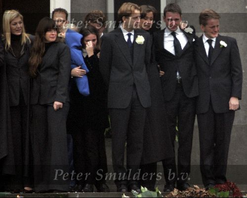 Soestdijk 5 december 2004
Prins Bernhard wordt vanaf  Paleis Soestdijk naar paleis Noordeinde gebracht.     Prinses Maxima Prinses Juliana Prinses Annette Prins  Floris Prinses Marilene Prins Maurits en Prins Pieter Christiaan op bordes