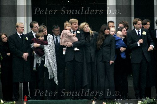 Soestdijk 5 december 2004
Prins Bernhard wordt vanaf  Paleis Soestdijk naar paleis Noordeinde gebracht.  Jaime  Prinses Margarita Prins Carlos Prinses Laurentien Prins Friso Prins Willem Alexander Amalia  op bordes