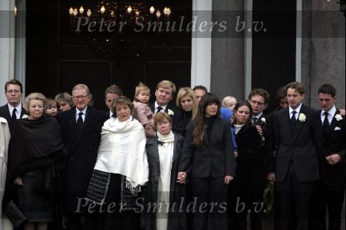 Soestdijk 5 december 2004
Prins Bernhard wordt vanaf  Paleis Soestdijk naar paleis Noordeinde gebracht. Prins Friso Mabel Wisse Smit Prins Jaime Prinses Carolina Prinses Margarita Prins Carlos Prinses Laurentien Prins Friso Prins Willem Alexander Amalia Prinses Maxima Prinses Juliana Prinses Annette Prins  Floris Prinses Marilene Prins Maurits en Prins Pieter Christiaan op bordes. Koningin Beatrix Prinses Irene Prinses Christina Prinses Margriet en Pieter v Vollenhoven