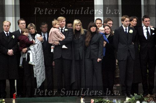 Soestdijk 5 december 2004
Prins Bernhard wordt vanaf  Paleis Soestdijk naar paleis Noordeinde gebracht.  Prinses Laurentien Prins Friso Prins Willem Alexander Amalia Prinses Maxima Prinses Juliana Prinses Annette Prins  Floris Prinses Marilene Prins Maurits en Prins Pieter Christiaan op bordes