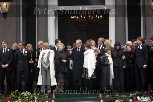 Soestdijk 5 december 2004
Prins Bernhard wordt vanaf  Paleis Soestdijk naar paleis Noordeinde gebracht. Prins Friso Mabel Wisse Smit Prins Jaime Prinses Carolina Prinses Margarita Prins Carlos Prinses Laurentien Prins Friso Prins Willem Alexander Amalia Prinses Maxima Prinses Juliana Prinses Annette Prins  Floris Prinses Marilene Prins Maurits en Prins Pieter Christiaan op bordes. Koningin Beatrix Prinses Irene Prinses Christina Prinses Margriet en Pieter v Vollenhoven