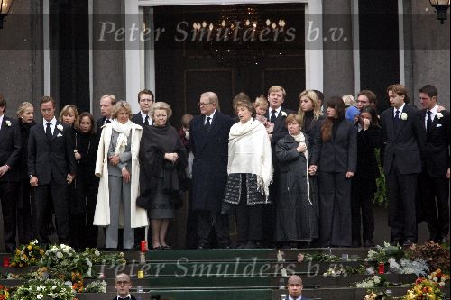 Soestdijk 5 december 2004
Prins Bernhard wordt vanaf  Paleis Soestdijk naar paleis Noordeinde gebracht. Prins Friso Mabel Wisse Smit Prins Jaime Prinses Carolina Prinses Margarita Prins Carlos Prinses Laurentien Prins Friso Prins Willem Alexander Amalia Prinses Maxima Prinses Juliana Prinses Annette Prins  Floris Prinses Marilene Prins Maurits en Prins Pieter Christiaan op bordes. Koningin Beatrix Prinses Irene Prinses Christina Prinses Margriet en Pieter v Vollenhoven