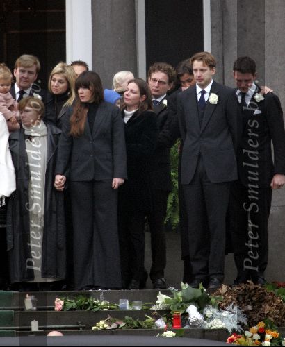 Soestdijk 5 december 2004
Prins Bernhard wordt vanaf  Paleis Soestdijk naar paleis Noordeinde gebracht. Prins Friso Mabel Wisse Smit Prins Jaime Prinses Carolina Prinses Margarita Prins Carlos Prinses Laurentien Prins Friso Prins Willem Alexander Amalia Prinses Maxima Prinses Juliana Prinses Annette Prins  Floris Prinses Marilene Prins Maurits en Prins Pieter Christiaan op bordes. Koningin Beatrix Prinses Irene Prinses Christina Prinses Margriet en Pieter v Vollenhoven