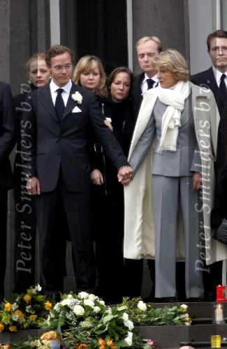 Soestdijk 5 december 2004
Prins Bernhard wordt vanaf  Paleis Soestdijk naar paleis Noordeinde gebracht.  Prins Jaime Prinses Carolina Prinses Margarita Prins Carlos Prinses Irene   en koningin beatrix