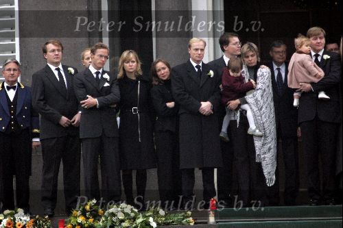 Soestdijk 5 december 2004
Prins Bernhard wordt vanaf  Paleis Soestdijk naar paleis Noordeinde gebracht. Prins Friso Mabel Wisse Smit Prins Jaime Prinses Carolina Prinses Margarita Prins Carlos Prinses Laurentien Prins Friso Prins Willem Alexander Amalia  op bordes
Peter Smulders bv