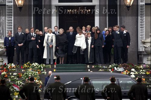 Soestdijk 5 december 2004
Prins Bernhard wordt vanaf  Paleis Soestdijk naar paleis Noordeinde gebracht. Prins Friso Mabel Wisse Smit Prins Jaime Prinses Carolina Prinses Margarita Prins Carlos Prinses Laurentien Prins Friso Prins Willem Alexander Amalia Prinses Maxima Prinses Juliana Prinses Annette Prins  Floris Prinses Marilene Prins Maurits en Prins Pieter Christiaan op bordes. Koningin Beatrix Prinses Irene Prinses Christina Prinses Margriet en Pieter v Vollenhoven