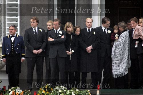 Soestdijk 5 december 2004
Prins Bernhard wordt vanaf  Paleis Soestdijk naar paleis Noordeinde gebracht. Prins Friso Mabel Wisse Smit Prins Jaime Prinses Carolina Prinses Margarita Prins Carlos Prinses Laurentien Prins Friso Prins Pieter Christiaan