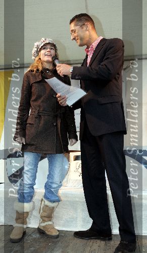 Weesp 4 december 2004
Wendy v Dijk met haar zoontje Sem bij brillenwinkel in Weesp. Wendy met een pet.