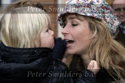 Weesp 4 december 2004
Wendy v Dijk met haar zoontje Sem bij brillenwinkel in Weesp.