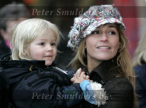 Weesp 4 december 2004
Wendy v Dijk met haar zoontje Sem bij brillenwinkel in Weesp. Wendy met een pet.