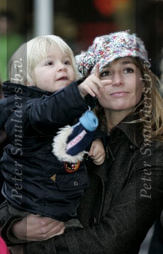 Weesp 4 december 2004
Wendy v Dijk met haar zoontje Sem bij brillenwinkel in Weesp. Wendy met een pet.