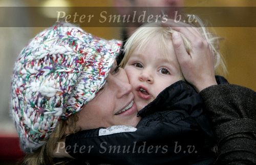 Weesp 4 december 2004
Wendy v Dijk met haar zoontje Sem bij brillenwinkel in Weesp. Wendy met een pet.