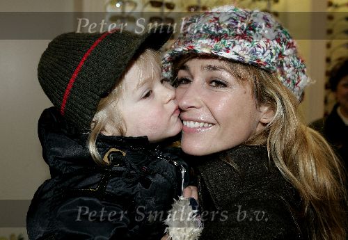 Weesp 4 december 2004
Wendy v Dijk met pet en haar zoontje Sem bij brillenwinkel in Weesp.Kussend