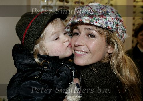 Weesp 4 december 2004
Wendy v Dijk met pet en haar zoontje Sem bij brillenwinkel in Weesp.Kussend