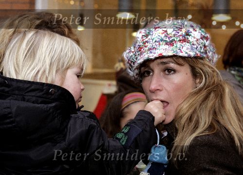Weesp 4 december 2004
Wendy v Dijk met haar zoontje Sem bij brillenwinkel in Weesp. Wendy met een pet