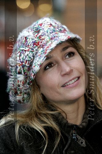 Weesp 4 december 2004
Wendy v Dijk met haar zoontje Sem bij brillenwinkel in Weesp. Wendy met een pet.