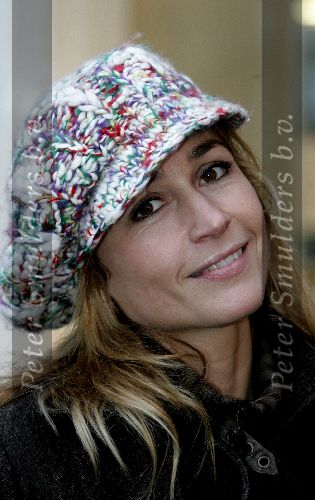 Weesp 4 december 2004
Wendy v Dijk met haar zoontje Sem bij brillenwinkel in Weesp. Wendy met een pet.