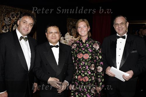 Amsterdam 8 december 2005
VIP avond miljonairs fair in Rai.
  Aad  Ouborg   Karin v Kempen en Ambassadeur Thailand