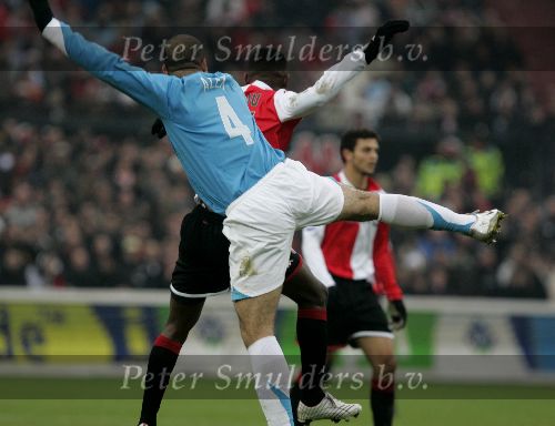 Rotterdam, 11 December 2005 Kompetiewedstrijd seizoen 2005/2006
Feyenoord-PSV, eindstand 1-0
Alex PSV in duel met Salomon Kalou