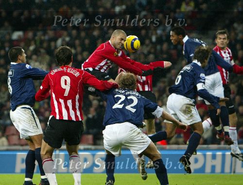 Eindhoven, 17 December 2005 Kompetitiewedstrijd PSV-Willem II ,  eindstand 4-1
ALEX PSV in een luchtduel
© Foto Junior Smulders
