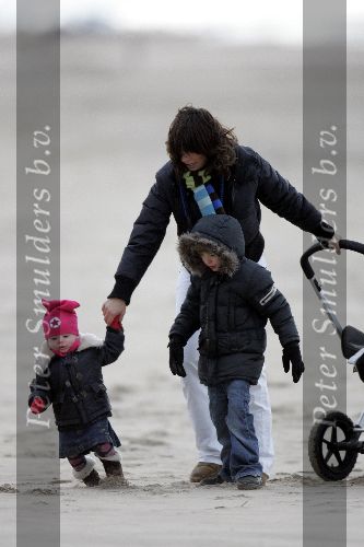 Bloemendaal 3 december 2005
Amanda Krabbe met Bickel en Michele op het strand. 7 maanden zwanger