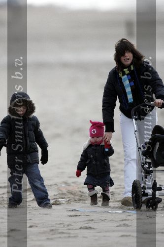 Bloemendaal 3 december 2005
Amanda Krabbe met Bickel en Michele op het strand. 7 maanden zwanger