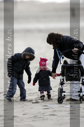Bloemendaal 3 december 2005
Amanda Krabbe met Bickel en Michele op het strand. 7 maanden zwanger