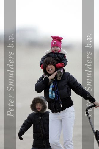 Bloemendaal 3 december 2005
Amanda Krabbe met Bickel en Michele op het strand. 7 maanden zwanger