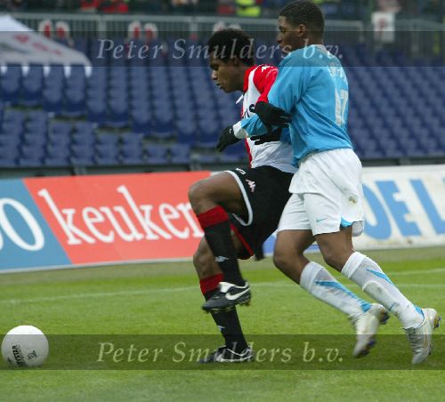 Rotterdam, 11 December 2005 Kompetiewedstrijd seizoen 2005/2006
Feyenoord-PSV, eindstand 1-0
Jefferson Farfan belaagt Andre Bahia.