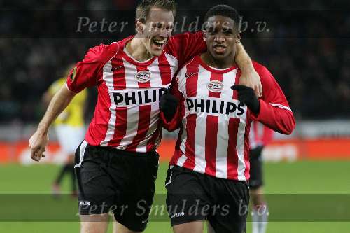 Eindhoven, 3 December 2005
Kompetitiewedstrijd Seizoen 2005/2006 
PSV-NAC Breda, eindstand 3-0
Andre Ooijer en doelpuntmaker Jefferson Farfan vieren samen de 2-0 
© Foto Bart Bel